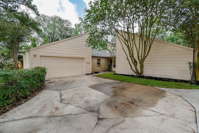 1010 Rock Canyon Dr, Katy, TX 77450 - mid-century home featuring concrete driveway and brick siding