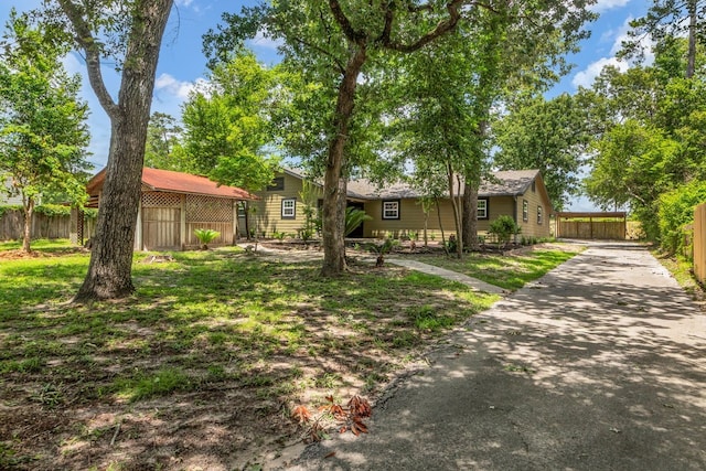 10650 Forest Creek Dr, Conroe, TX 77318 - view of front of house featuring asphalt driveway