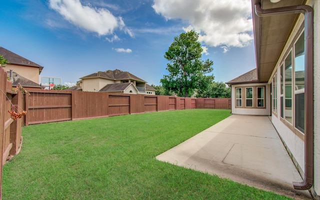 5719 Avon Landing Ln, Sugar Land, TX 77479 - fenced backyard featuring a patio area