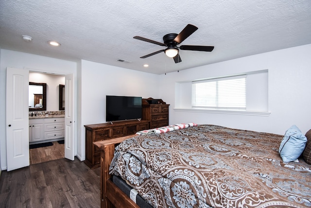 718 River Plantation Dr, Conroe, TX 77302 - bedroom featuring dark wood-type flooring, a textured ceiling, connected bathroom, recessed lighting, and ceiling fan