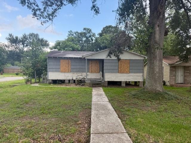 1053 Marjorie St, Houston, TX 77088 - bungalow-style house with a front lawn