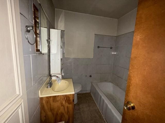 1053 Marjorie St, Houston, TX 77088 - full bath featuring vanity, tile patterned floors, and tile walls