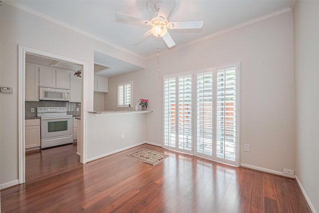 11711 Memorial Dr Unit 213, Houston, TX 77024 - kitchen with white appliances, wood finished floors, a ceiling fan, crown molding, and decorative backsplash