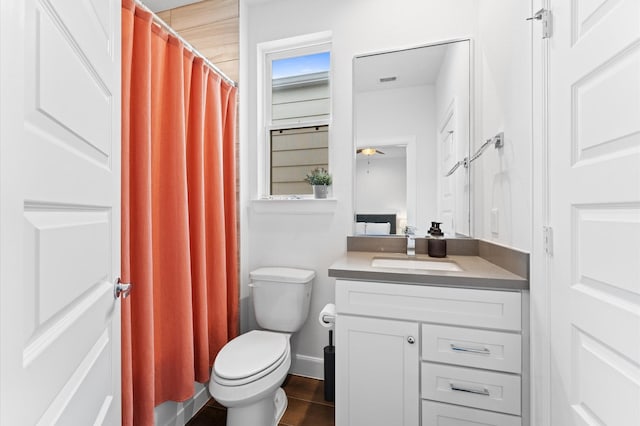 2753 Clinton Dr, Houston, TX 77020 - full bath featuring vanity, a ceiling fan, and a shower with curtain