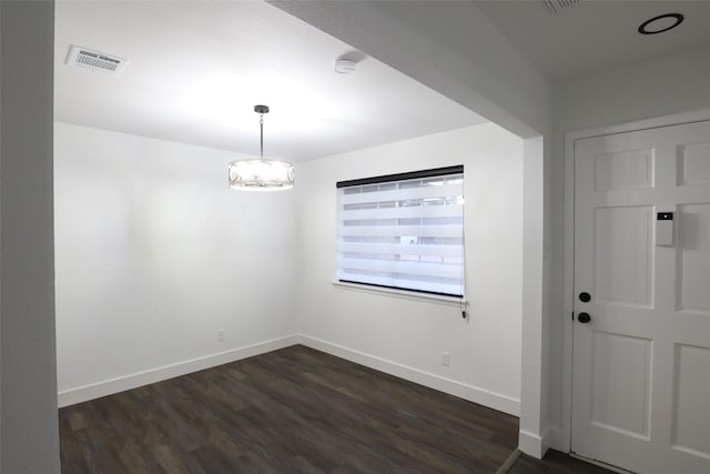 7706 Garsee Dr, Houston, TX 77040 - spare room with dark wood-style floors, a smoke detector, and a chandelier