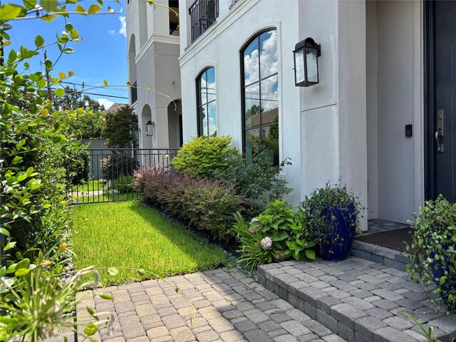 7119 Janet St, Houston, TX 77055 - property entrance with stucco siding