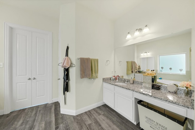 2810 Parkside Village Ln, Pearland, TX 77581 - full bath with wood finished floors, vanity, and a garden tub