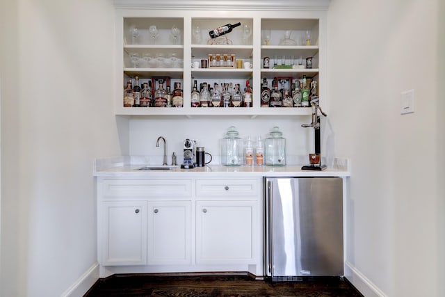 5218 Crawford St, Houston, TX 77004 - indoor wet bar with fridge and baseboards