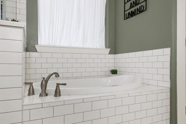 1803 Twin Oaks Cir, Brenham, TX 77833 - bathroom featuring a bath