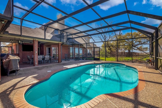 210 River Oaks Dr, Lake Jackson, TX 77566 - outdoor pool featuring a patio area, area for grilling, a ceiling fan, outdoor dining space, and a lanai