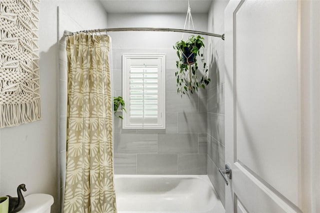 2013 Schweikhardt St, Houston, TX 77020 - full bathroom featuring shower / bath combo with shower curtain