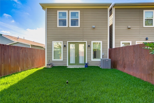 2013 Schweikhardt St, Houston, TX 77020 - back of property featuring a fenced backyard