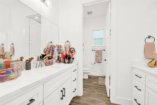 960 Rd 6609, Dayton, TX 77535 - full bath with vanity and wood finished floors