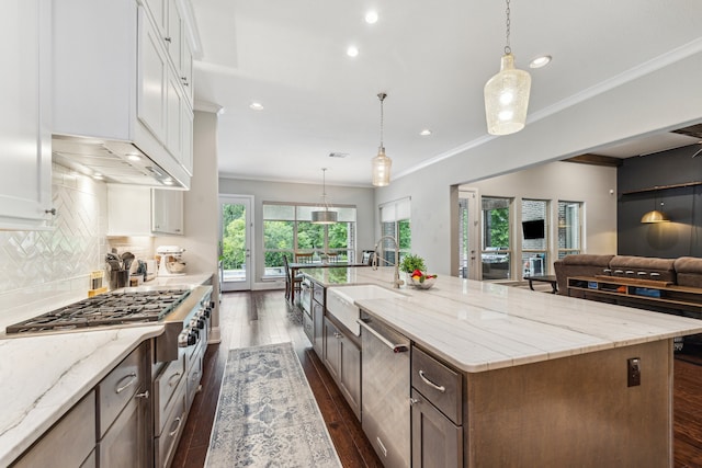 27016 Hidden Grove Landing Dr, Spring, TX 77386 - kitchen with stainless steel appliances, recessed lighting, a spacious island, backsplash, and dark wood-style flooring