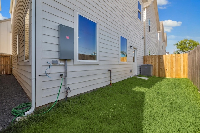 5256 Texas St, Houston, TX 77011 - view of side of property with a cooling unit