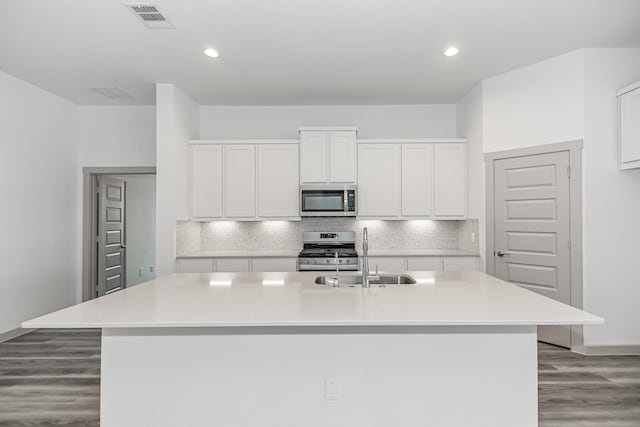 6222 Pelican Ridge Way, League City, TX 77573 - kitchen featuring appliances with stainless steel finishes, light wood-style floors, decorative backsplash, light countertops, and recessed lighting