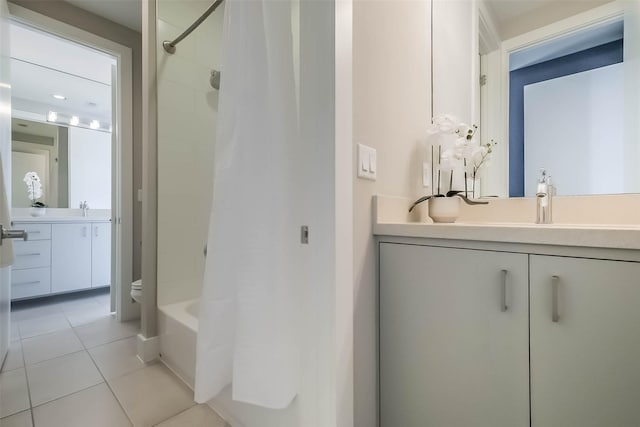 1906 Park St, Houston, TX 77019 - full bath featuring tile patterned floors, vanity, and shower / tub combo