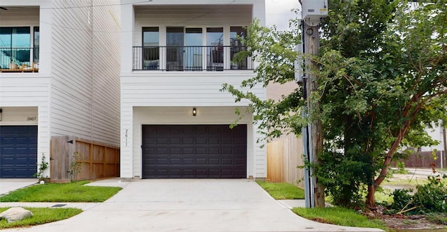 2611 Sherwin St, Houston, TX 77007 - view of front of property featuring an attached garage and driveway