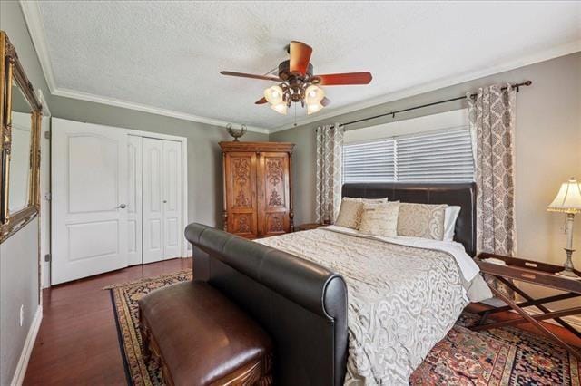 3231 Charles Ave, Groves, TX 77619 - bedroom with ornamental molding, a closet, wood finished floors, ceiling fan, and a textured ceiling