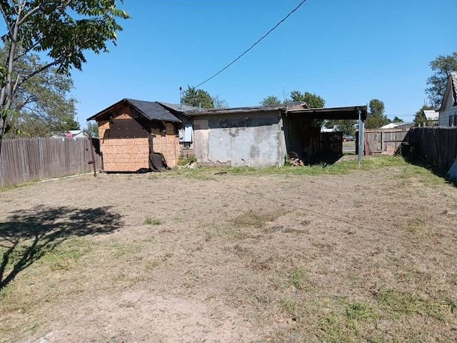 425 N Dwight St, Pampa, TX 79065 - fenced backyard featuring a carport