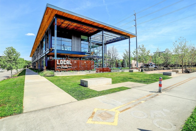 3057 Hicks St, Houston, TX 77007 - view of front facade featuring a front lawn