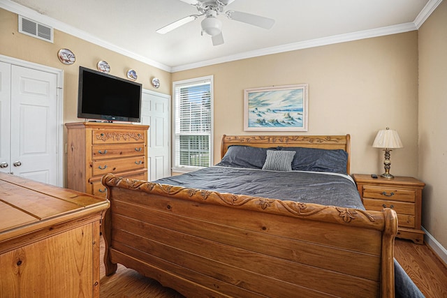 7000 Seawall Blvd Unit 611, Galveston, TX 77551 - bedroom featuring wood finished floors, ornamental molding, and ceiling fan