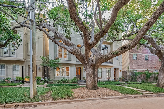 2616 Helena St, Houston, TX 77006 - view of front facade featuring a fenced front yard