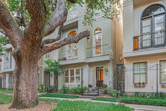 2616 Helena St, Houston, TX 77006 - view of front of home with a balcony and stucco siding