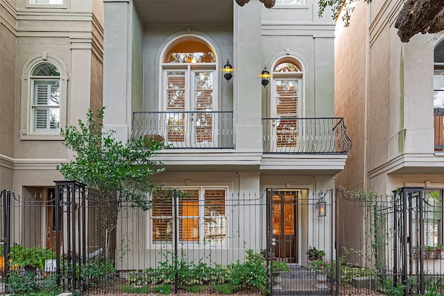 2616 Helena St, Houston, TX 77006 - view of exterior entry featuring a balcony and stucco siding