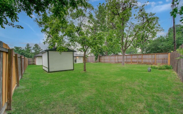 4914 W 43rd St, Houston, TX 77092 - fenced backyard featuring an outbuilding