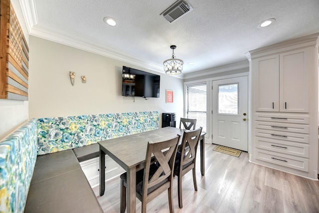 1950 Country Club Rd, Brenham, TX 77833 - dining area featuring crown molding, a chandelier, light wood-style flooring, recessed lighting, and a textured ceiling
