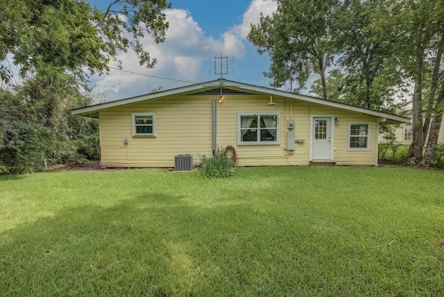 211 Magnolia St, Lake Jackson, TX 77566 - back of house featuring a yard