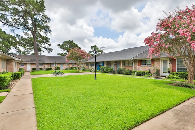 1015 Tri Oaks Ln Unit 23, Houston, TX 77043 - view of property's community featuring a yard