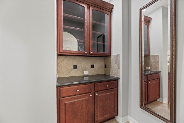 3211 Lakes Of Katy Ln, Katy, TX 77493 - bar area featuring decorative backsplash
