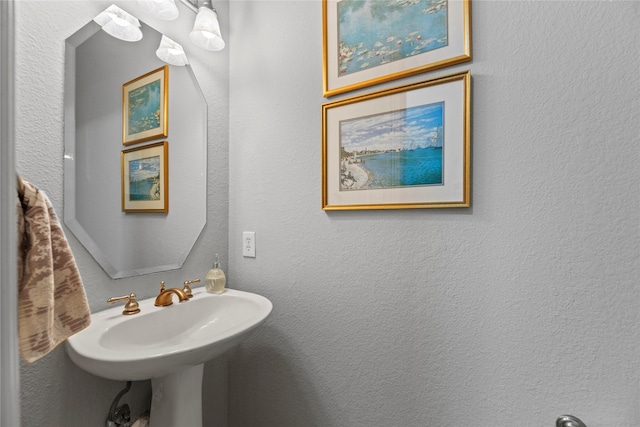 3211 Lakes Of Katy Ln, Katy, TX 77493 - bathroom with a textured wall