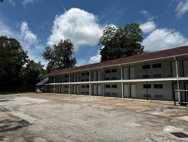 6633 W Montgomery Rd, Houston, TX 77091 - view of property with uncovered parking