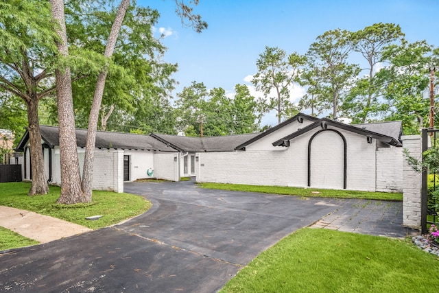 12422 Cobblestone Dr, Houston, TX 77024 - view of front of house featuring a front yard and driveway