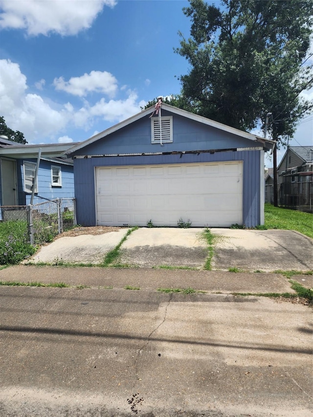 4802 Hain St, Houston, TX 77009 - view of front facade featuring an outbuilding and driveway