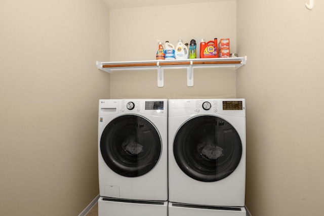 18718 Glenn Haven Estates Dr, Spring, TX 77379 - laundry area featuring washing machine and dryer and baseboards