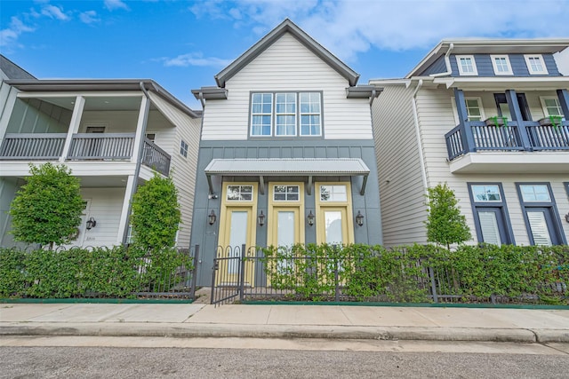 5308 S Capitol St, Houston, TX 77023 - view of front of home with a balcony