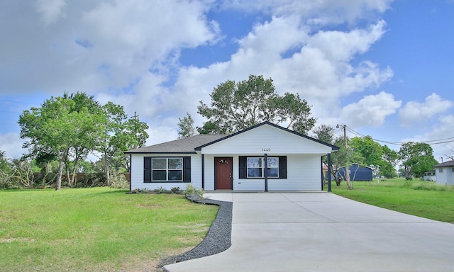 1440 Shepherd St, Hempstead, TX 77445 - view of front of property featuring concrete driveway, a front yard, and a porch