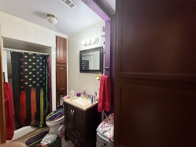 11314 Sageland Dr, Houston, TX 77089 - full bath with vanity and a shower with curtain