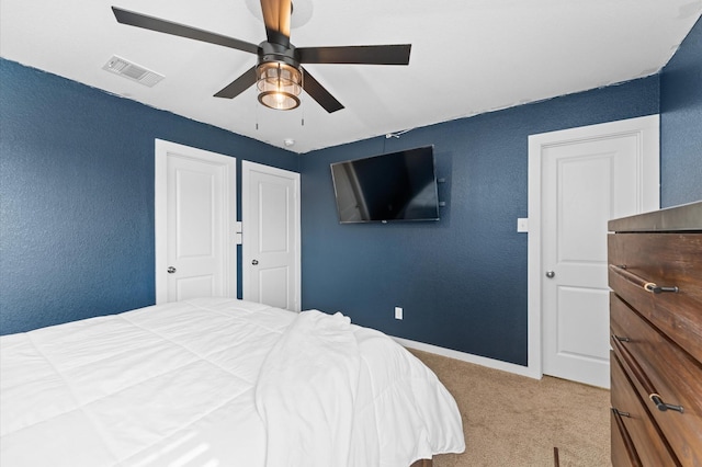 6923 Glenmoor Dr, Rosharon, TX 77583 - bedroom with carpet, a textured wall, and ceiling fan