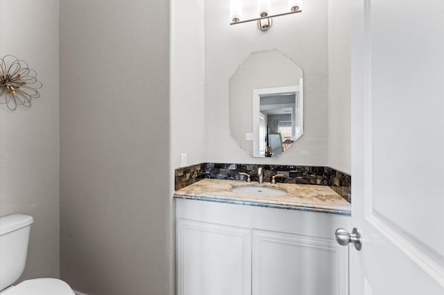 6923 Glenmoor Dr, Rosharon, TX 77583 - half bathroom featuring toilet and vanity