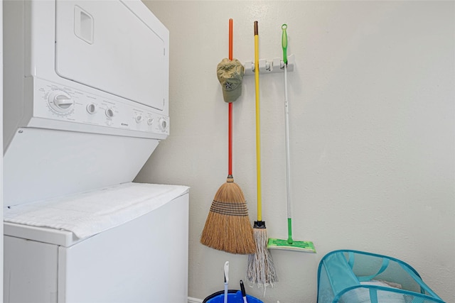 4401 Marina St Unit B, Houston, TX 77007 - laundry area featuring stacked washer / dryer