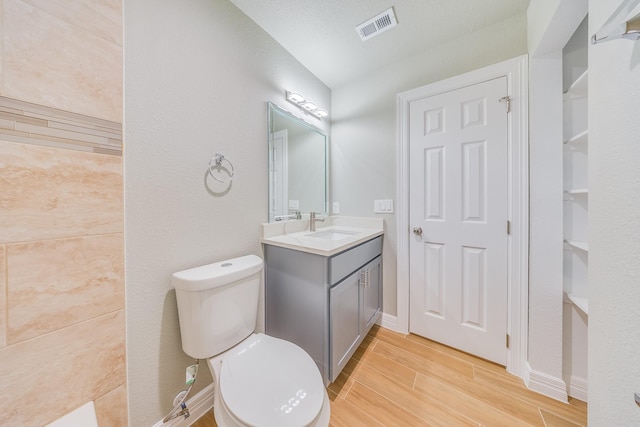 2142 De Soto St, Houston, TX 77091 - full bath featuring vanity and wood finished floors