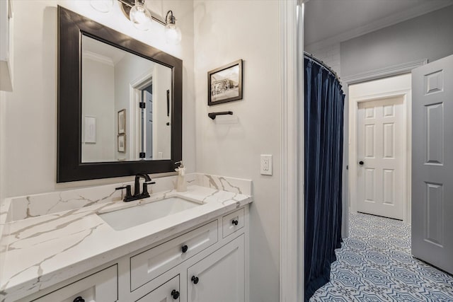 5001 Wedgewood Dr, Bellaire, TX 77401 - full bath featuring crown molding, vanity, and a shower with curtain