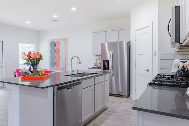 14205 Wonder Lake Ln, Conroe, TX 77384 - kitchen with stainless steel appliances, dark countertops, tasteful backsplash, and recessed lighting
