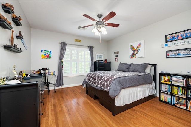 983 W 42nd St, Houston, TX 77018 - bedroom featuring light wood-type flooring and a ceiling fan