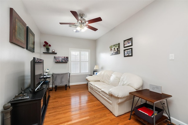 983 W 42nd St, Houston, TX 77018 - living area featuring light wood-style floors and a ceiling fan
